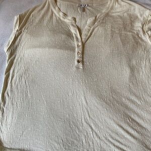 Three Dots rayon blend Top .  Sz L.  Shirt tail hemline